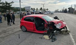 Otomobiller kafa kafaya çarpıştı 7 yaralı