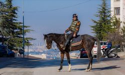 Başkent sokaklarında atı "Zeyno" ile dolaşan genç, biniciliği yaygınlaştırmak istiyor