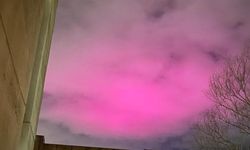 Gökyüzünde pembe bulut kümeleri görüldü