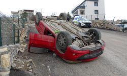 Malatya'da istinat duvarına çarpan araç ters döndü