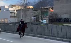 Fatih'in İstanbul'u fethettiği yaşta trafiğe at ile çıktı