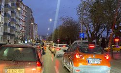 Atatürk Caddesi’nde Akşam Yoğunluğu: Trafik Durma Noktasına Geldi