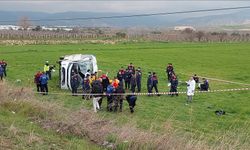 Denizli'de öğrencileri taşıyan servis midibüsü devrildi