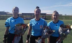 Kadın hakem ve futbolculara çiçek verildi