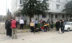 Kaza sonrası kaldırıma savrulan 2 çocuk acı içinde kıvrandı