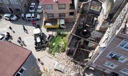 Fatih’te depremde hasar alan metruk bina yıkıldı