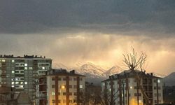 Kayseri'de şimşekler Erciyes'i aydınlattı