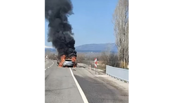 Seyir halindeki otomobil alev aldı