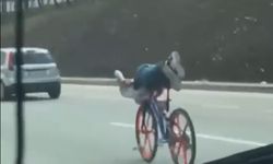 Bisiklet üzerinde uzanarak canlarıyla oyun oynadılar