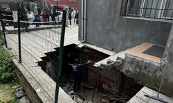 Dört katlı binanın bahçe zemini çöktü