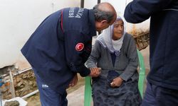 Evi yanan yaşlı kadını itfaiye eri teselli etti