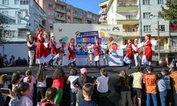 Dünyanın Çocukları Mersin’de El Ele Renkli Danslarını Sahneledi