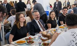 Vali Aksoy öğrencilerle bir arada