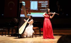 Gençler sahnede izleyiciyi büyüledi