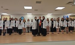 Fizyoterapi ve Rehabilitasyon öğrencileri beyaz önlüklerini giydi