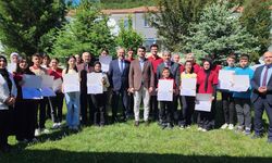 Başarılı Öğrencilere Ödülleri Verildi