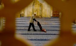 Tarihi Ulu Camii'nin temizliğini gönüllü olarak yapıyor