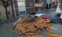 Bayburt'ta kuvvetli rüzgar evlerin çatılarını uçurdu