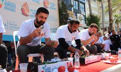 3 dakikada 398 gram acı biber yedi