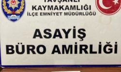 Kitap arasında uyuşturucu satarken yakalandı