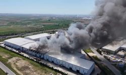 Fabrika yangınının dumanı kilometrelerce yayıldı