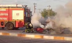 Edirne'de alev alan otomobili terk eden sürücü kayıplara karıştı