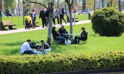 Çorum'da havanın ısınması ile vatandaşlar Millet Bahçesi'ne akın etti