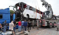 Çanakkale'de 8 kişinin öldüğü kazada enkaza dönen otobüs vinç yardımıyla olay yerinden kaldırıldı