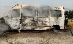 Park halindeki minibüs alevlere teslim oldu