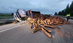 Bursa’da Odun Yüklü Kamyon Devrildi: 3 Yaralı