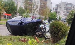 Kontrolden çıkan otomobil refüje çarptı: 2 yaralı