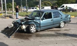 Hafif ticari araç otomobille çarpıştı: 2 yaralı