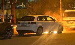 Park halindeki lüks otomobilde yangın
