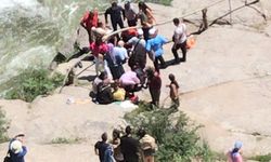 Dede ile torunu fotoğraf çektirirken Melendiz Çayı'na düştü
