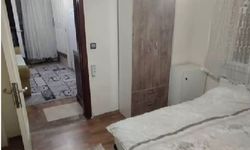 Evini aparta çevirip, prizlere gizli kamera yerleştirdi