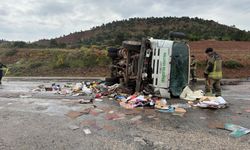 Ankara'da belediye kamyonu devrildi