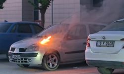Hastane otoparkında park halindeki araç alevlere teslim oldu