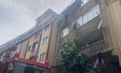 Ataşehir'de bir binanın çatı katı yanarak alevlere teslim oldu