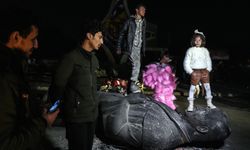 Hafız Esad’ın heykeli Emevi Meydanı’nda sürüklenmeye devam ediyor