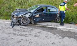Bursa'da iki otomobil kafa kafaya çarpıştı: 3 yaralı