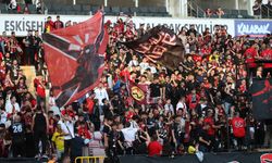 Eskişehirspor taraftarından siyah-kırmızı manzaralar