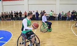 Başkan Altay tekerlekli sandalyeye oturdu engelli basketçilerle maç yaptı