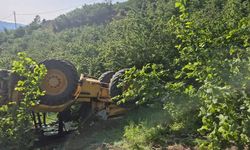 İş makinası şarampole devrildi, operatör atlayarak kurtuldu