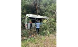 Tırmanma yarışı görevlilerini taşıyan midibüs yoldan çıktı