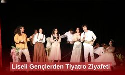 Liseli Gençlerden Tiyatro Ziyafeti