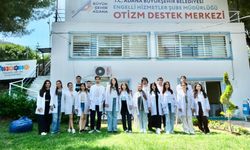 Tıp Fakültesi öğrencileri, Adana Büyükşehir Belediyesi Otizm Destek Merkezi’nde otizmli çocuklar ve aileleriyle buluştu.