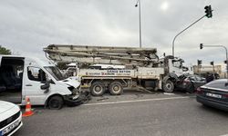 Otomobil, beton mikseri ve minibüs çarpıştı: 11 yaralı