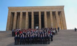 Bakan Bak gençler ve sporcularla anıtkabir ‘i ziyaret etti