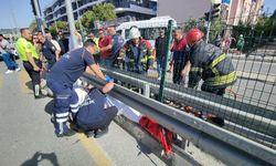 Yaya geçidini kullanan motosiklete servis aracı çarptı