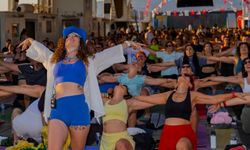 İzmir’de güneşi yoga ile uğurladılar